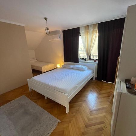Guesthouse 12A Pristina Eksteriør bilde