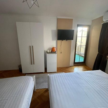 Guesthouse 12A Pristina Eksteriør bilde