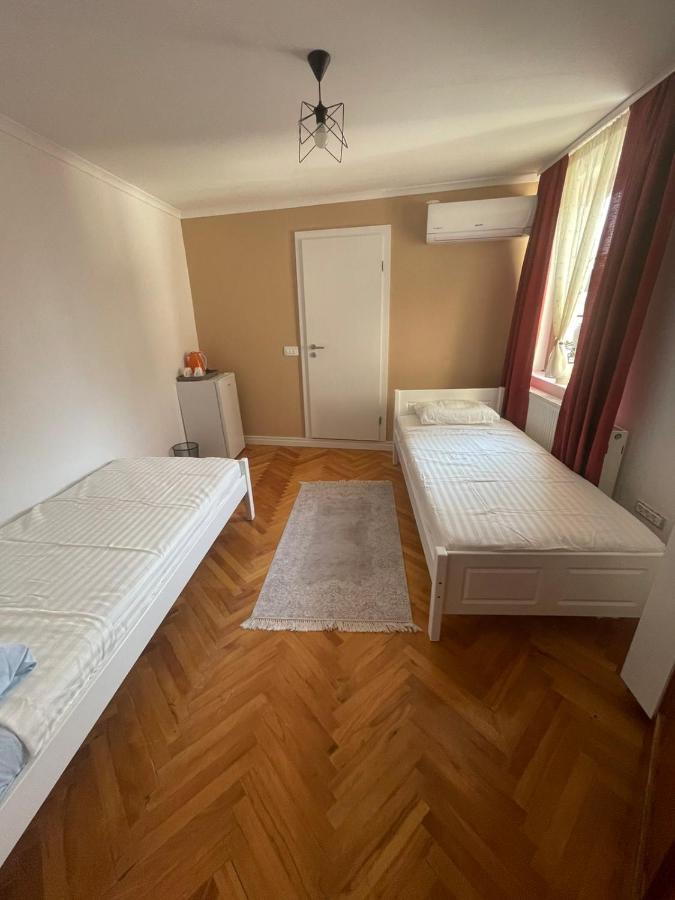 Guesthouse 12A Pristina Eksteriør bilde