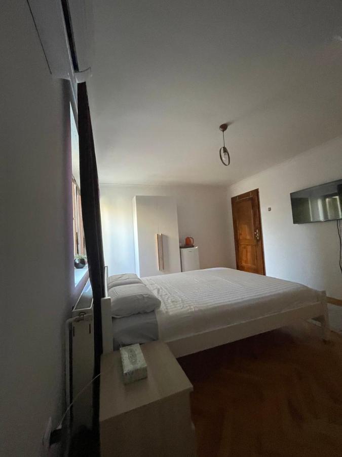 Guesthouse 12A Pristina Eksteriør bilde