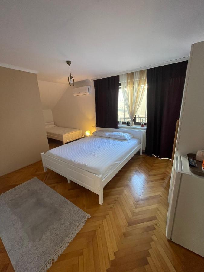 Guesthouse 12A Pristina Eksteriør bilde