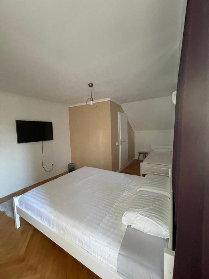 Guesthouse 12A Pristina Eksteriør bilde