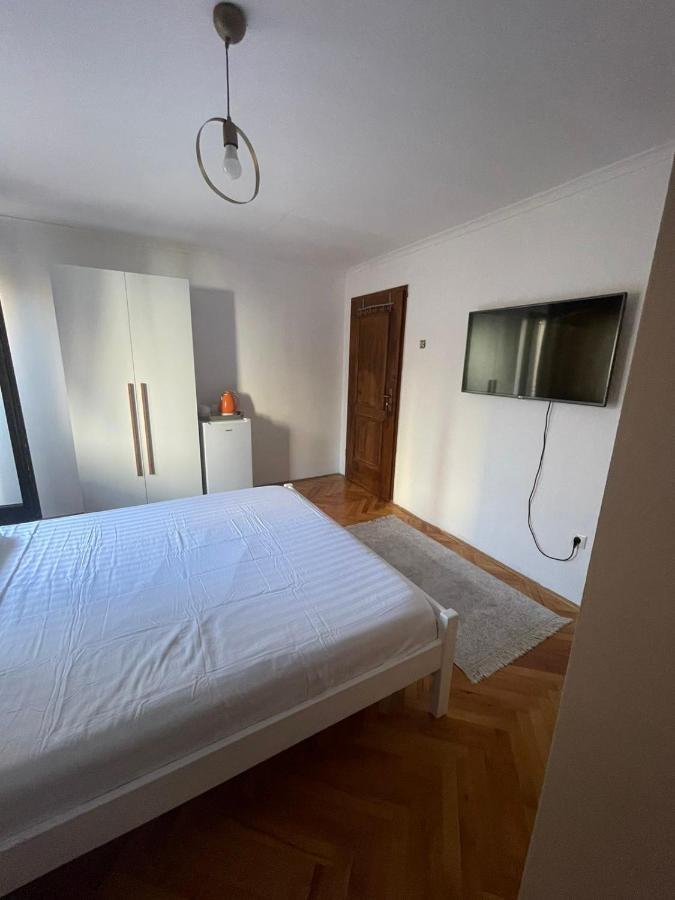 Guesthouse 12A Pristina Eksteriør bilde