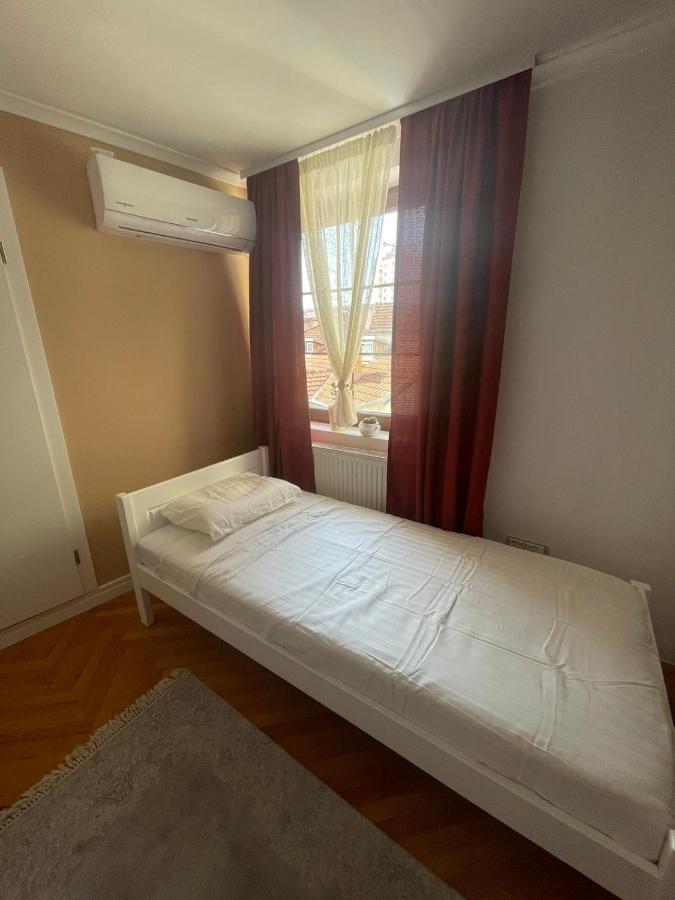 Guesthouse 12A Pristina Eksteriør bilde